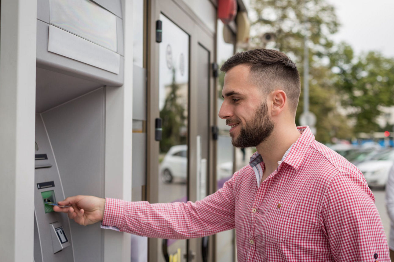 Ein Mann an einem Geldausgabeautomaten