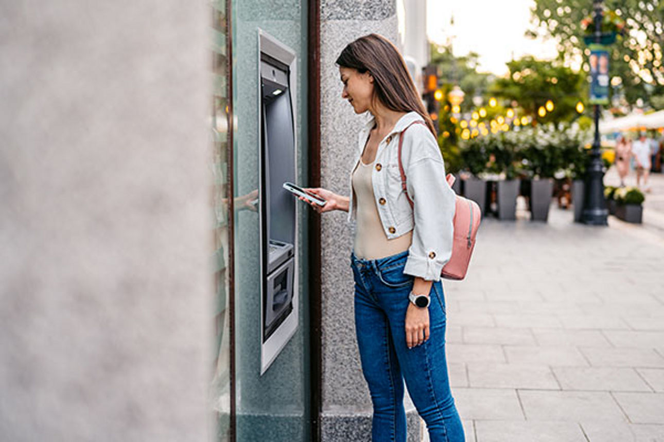 Eine Frau an einem Geldausgabeautomaten