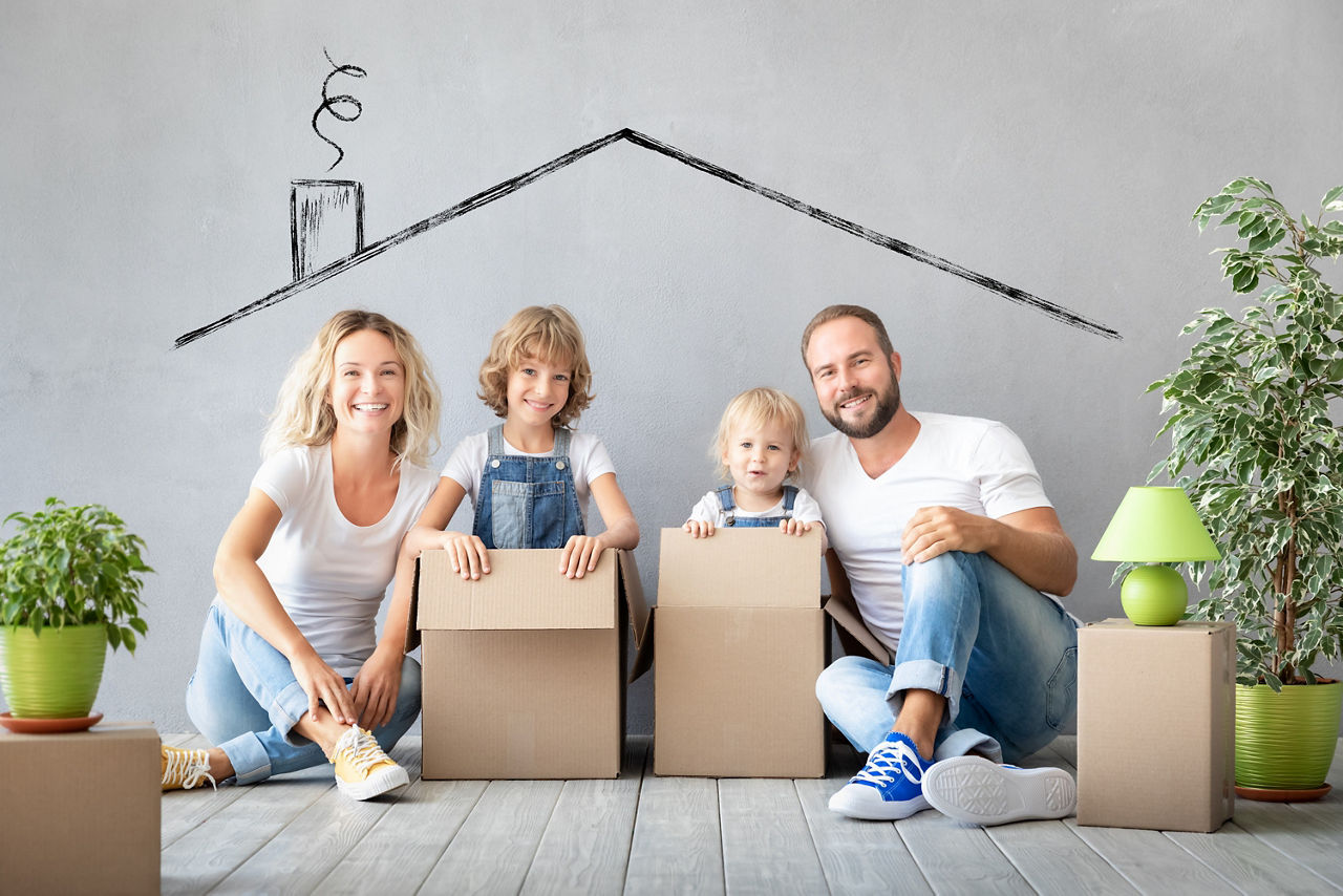 Familie mit Umzugskisten
