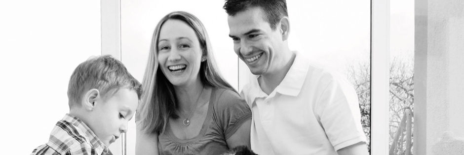 Familie lacht im Eigenheim