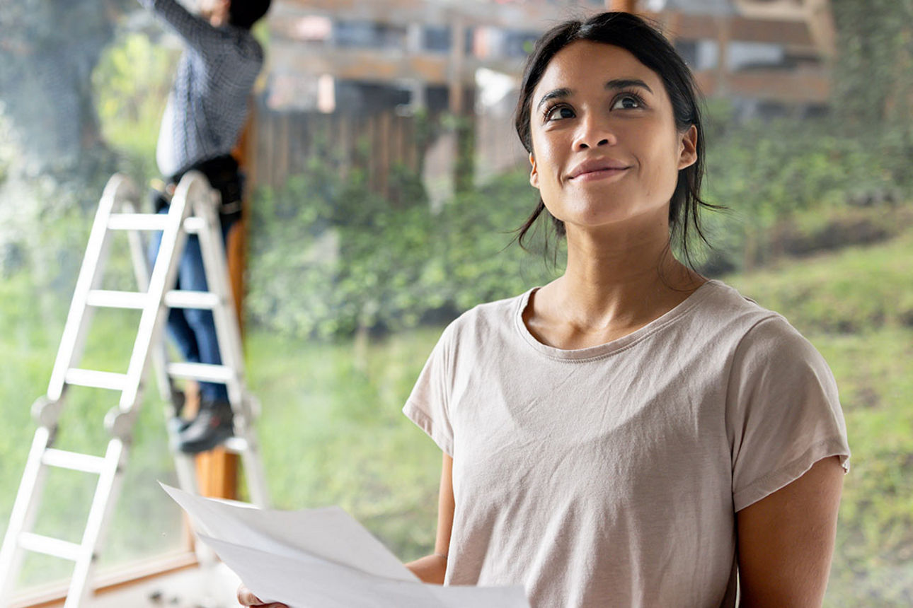 Cartoon-Fuchs mit Brille und gelbem Hemd