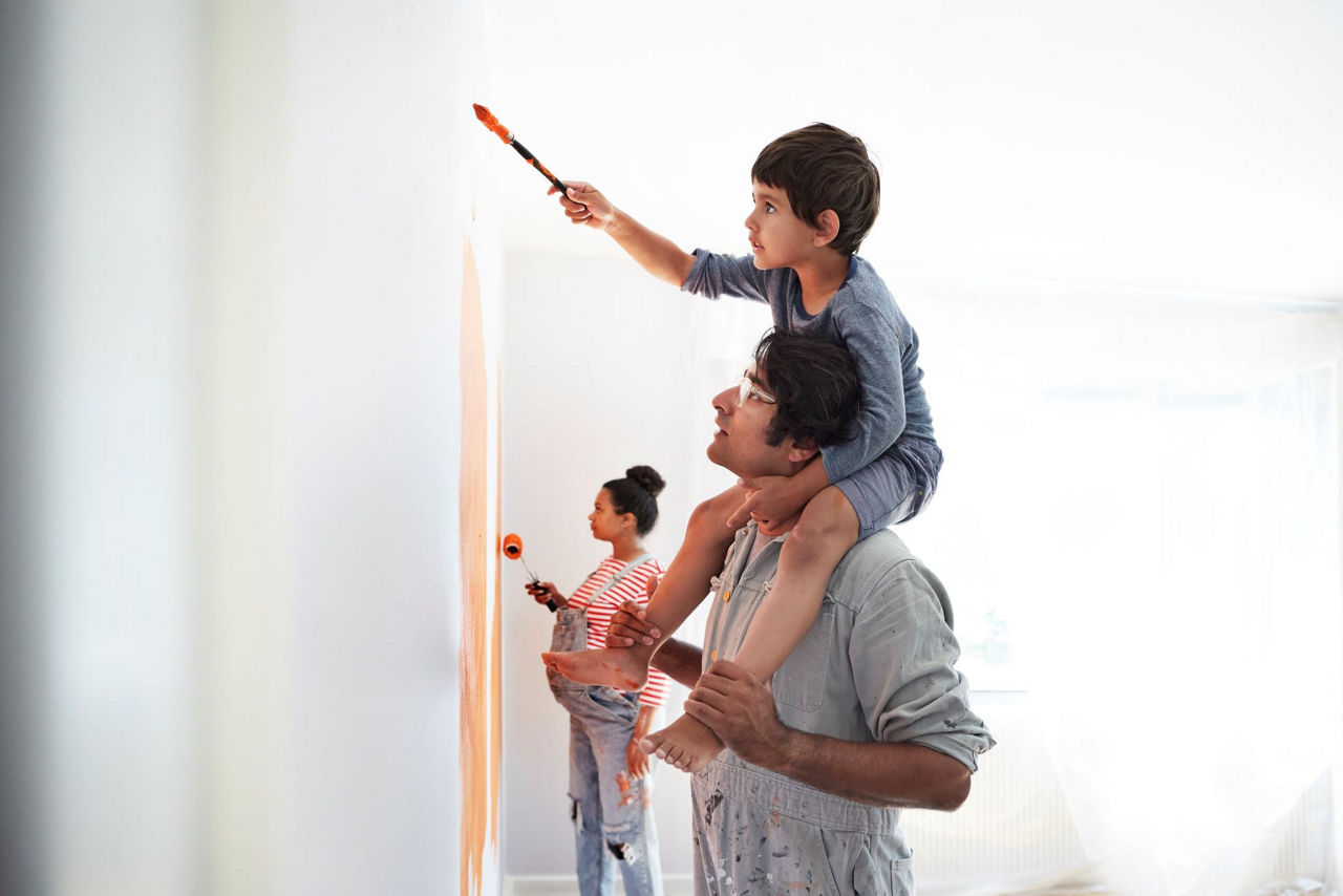 Illustration einer Person, die Dachpfannen auf das Dach eines Hauses setzt.