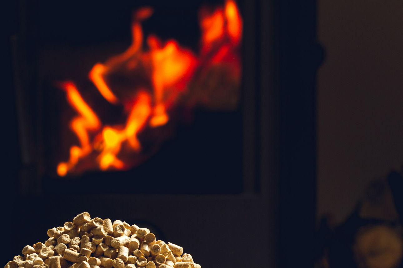 Ansicht von Pellets vor einem brennenden Ofen