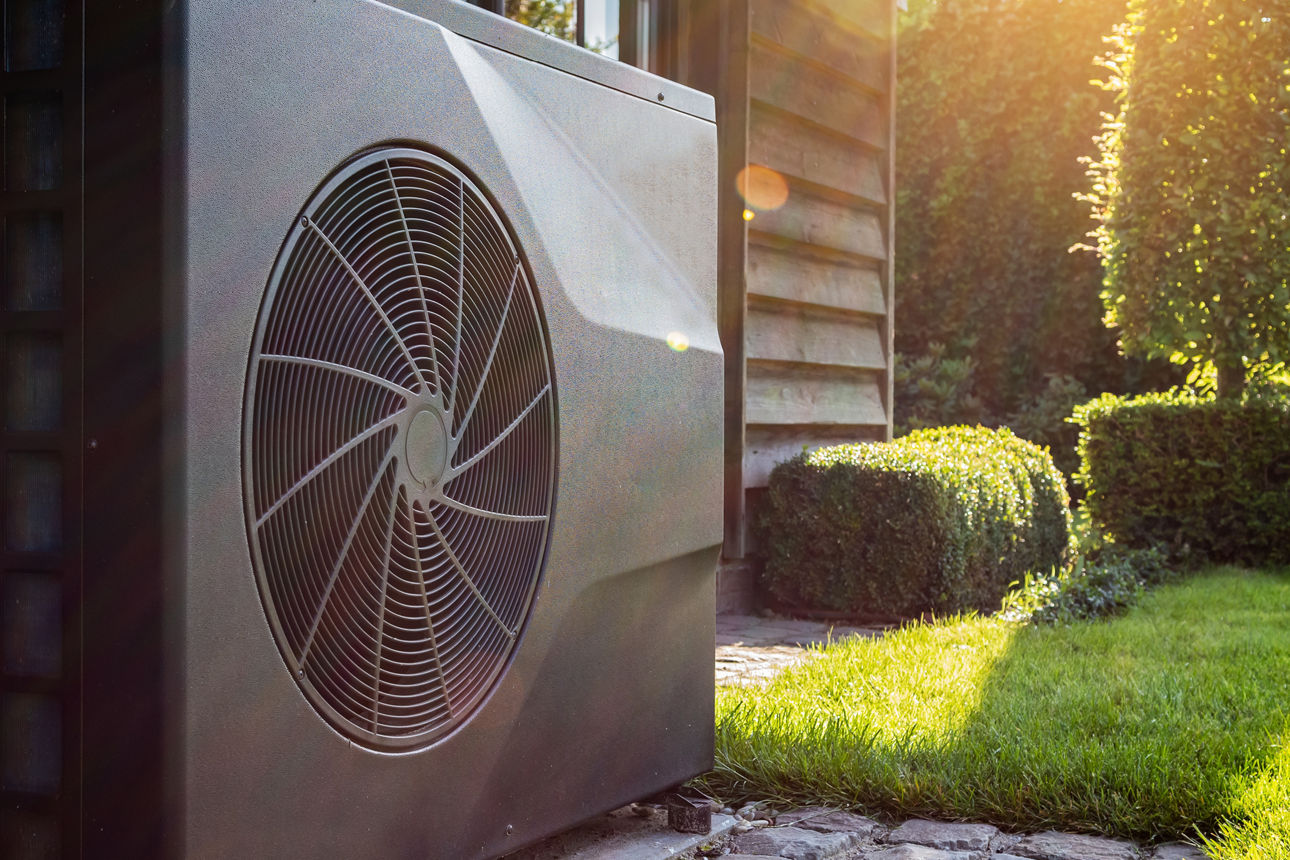 Seitliche Ansicht einer Lüftungsanlage im Außenbereich