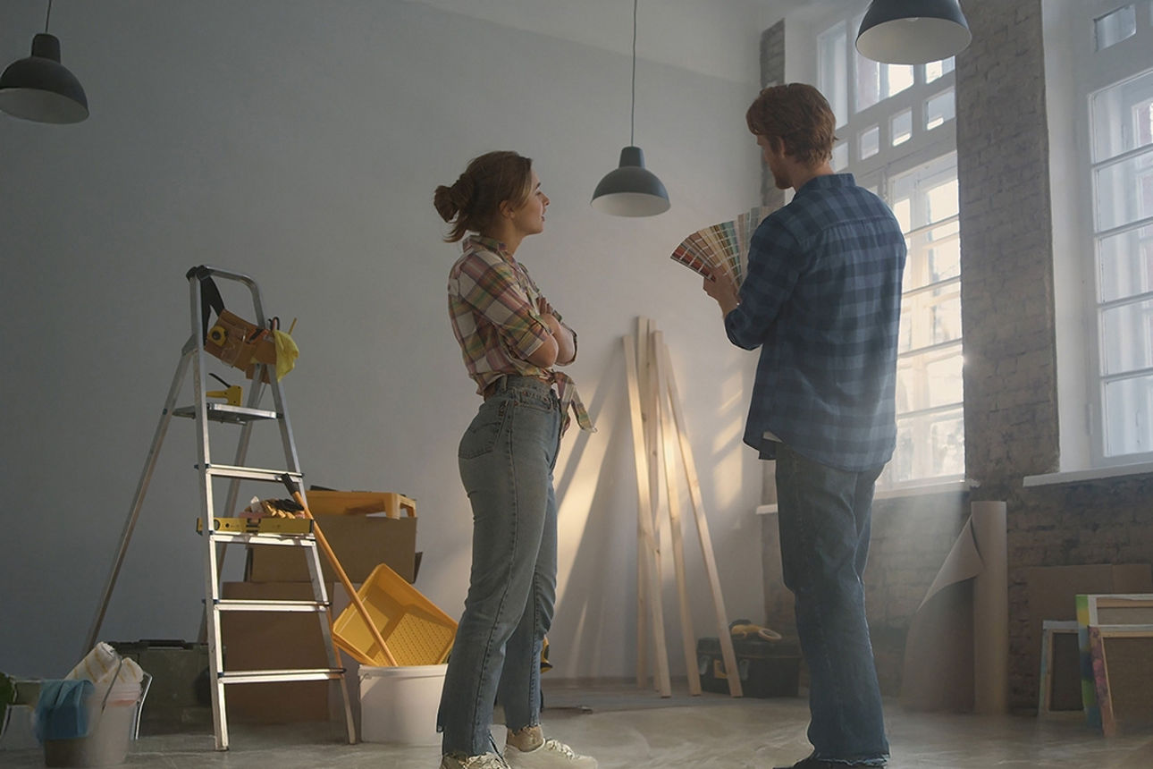 Prächen steht mit einem Farbfächer im neuem Zuhause