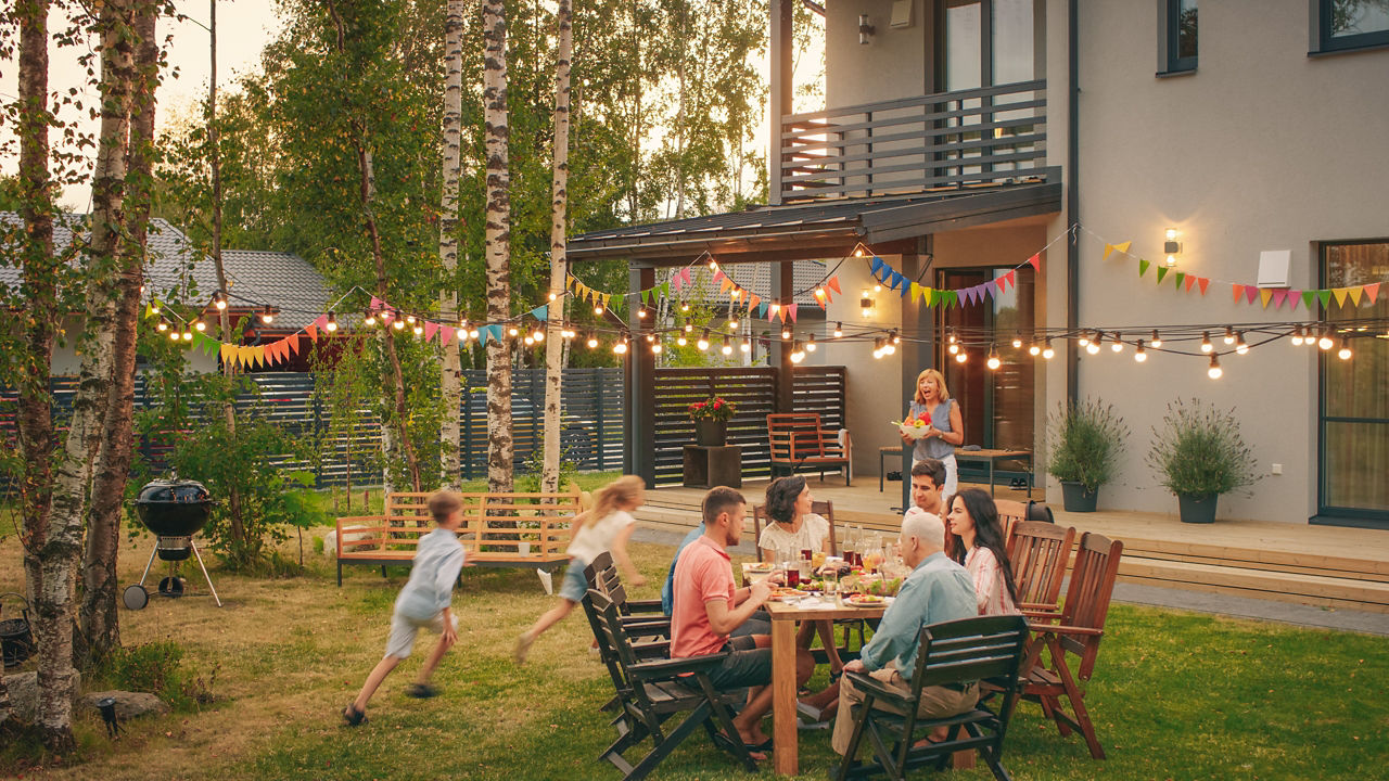 Menschen im Garten leben ihre Baugemeinschaft