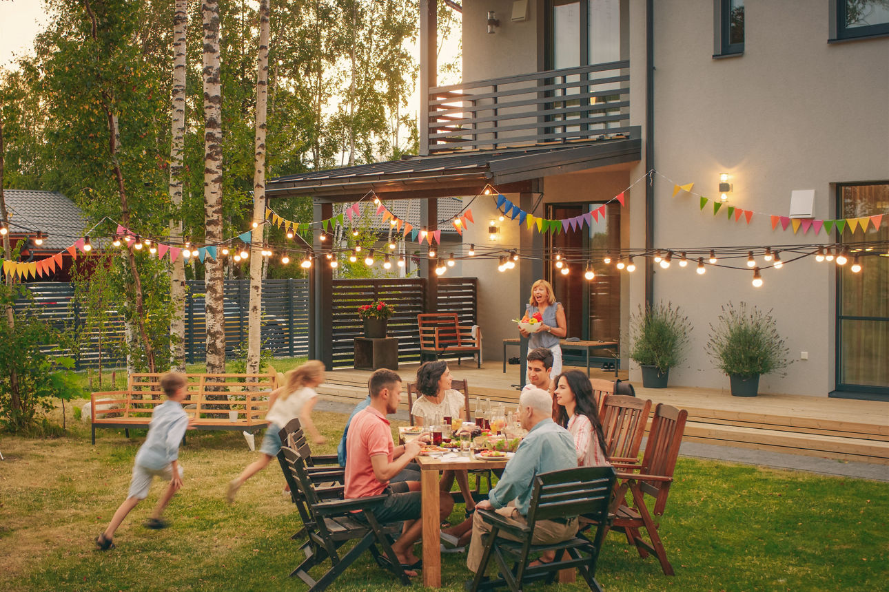 Menschen im Garten leben ihre Baugemeinschaft