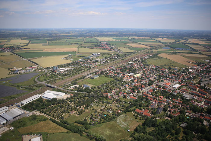 Luftaufnahme einer großen grünen Wiese