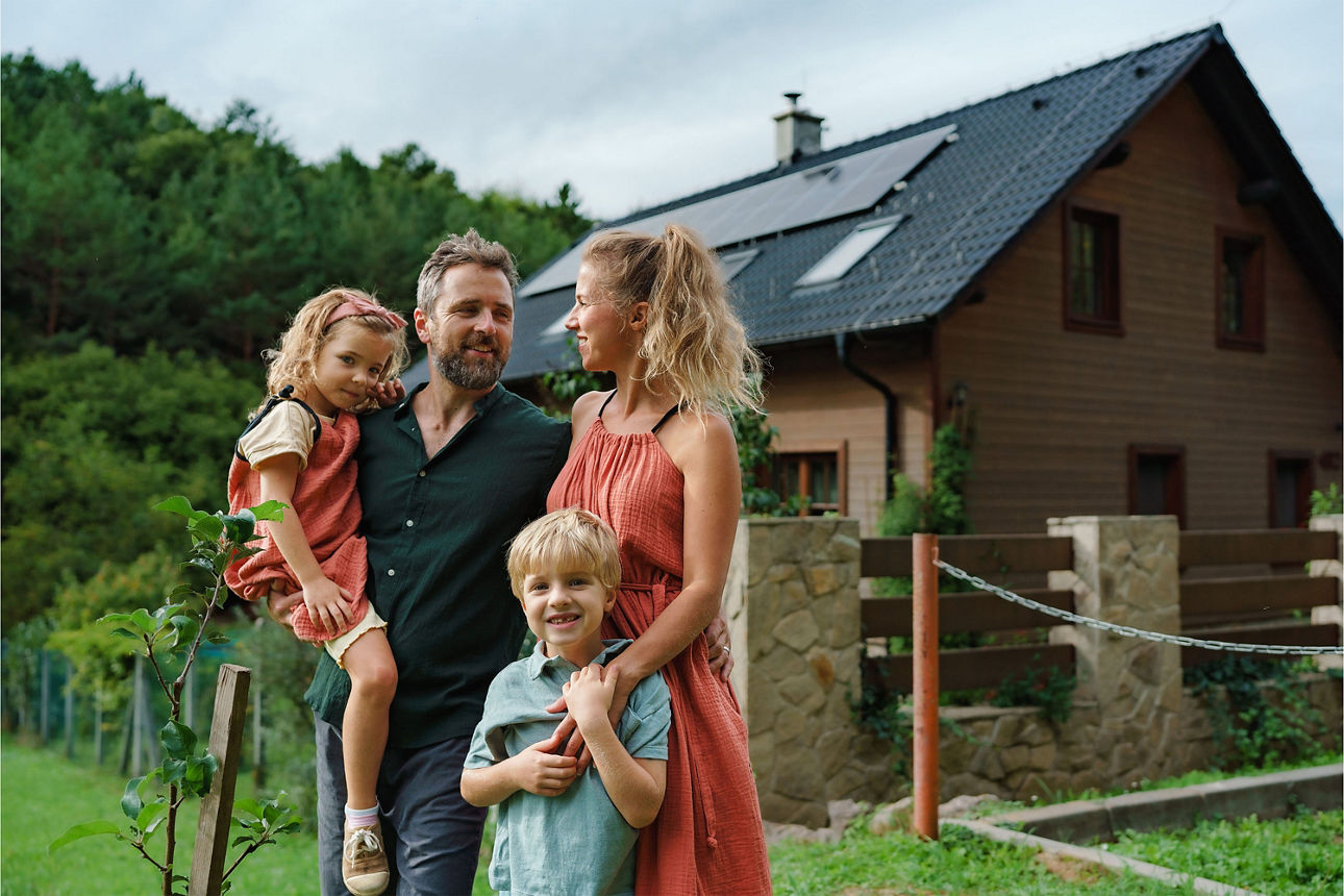 Eine Familie freut sich über ihr Eigenheim dank neuer Alternativen zum Baukindergeld.