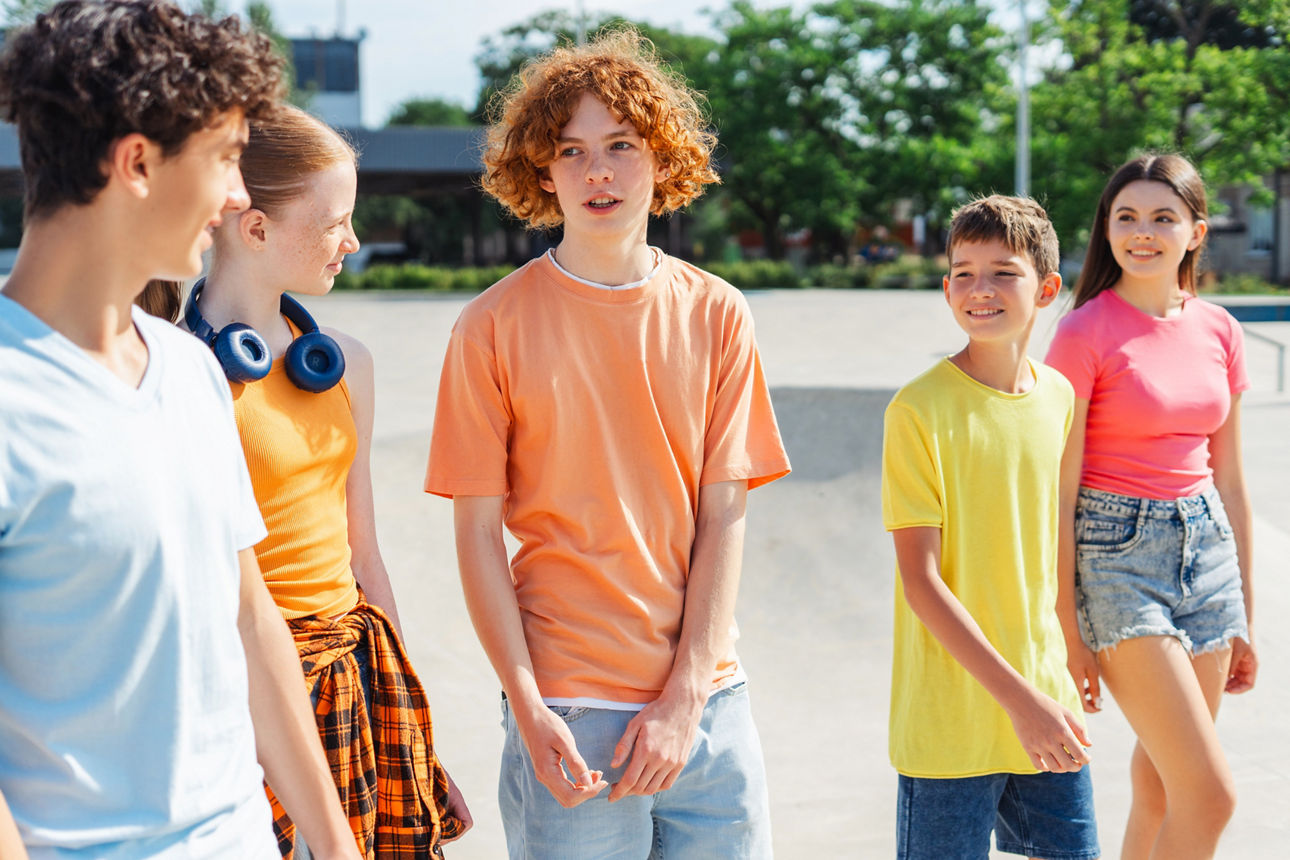 Zwei Junge Menschen lächelnd vor dem Smartphone