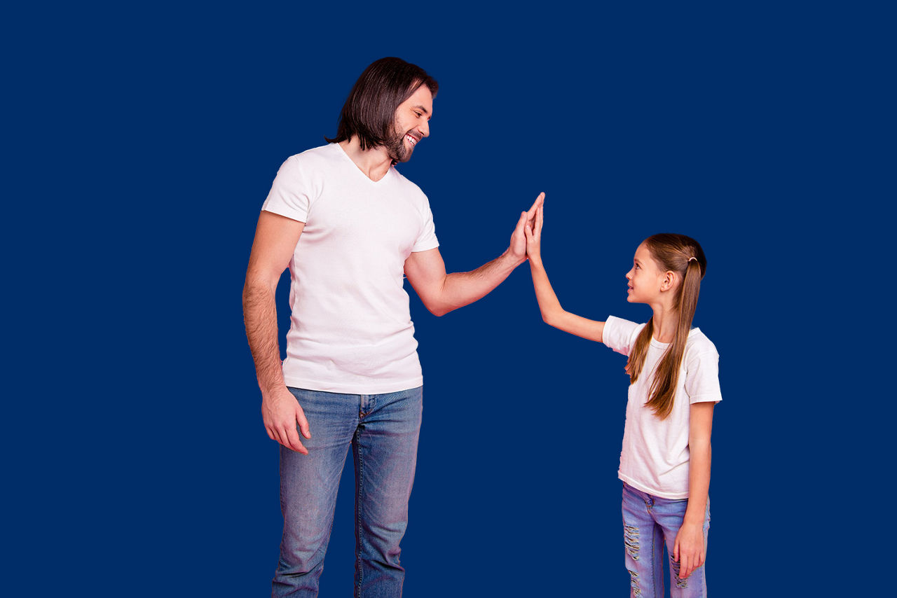 Vater gibt seiner Tochter ein High-Five