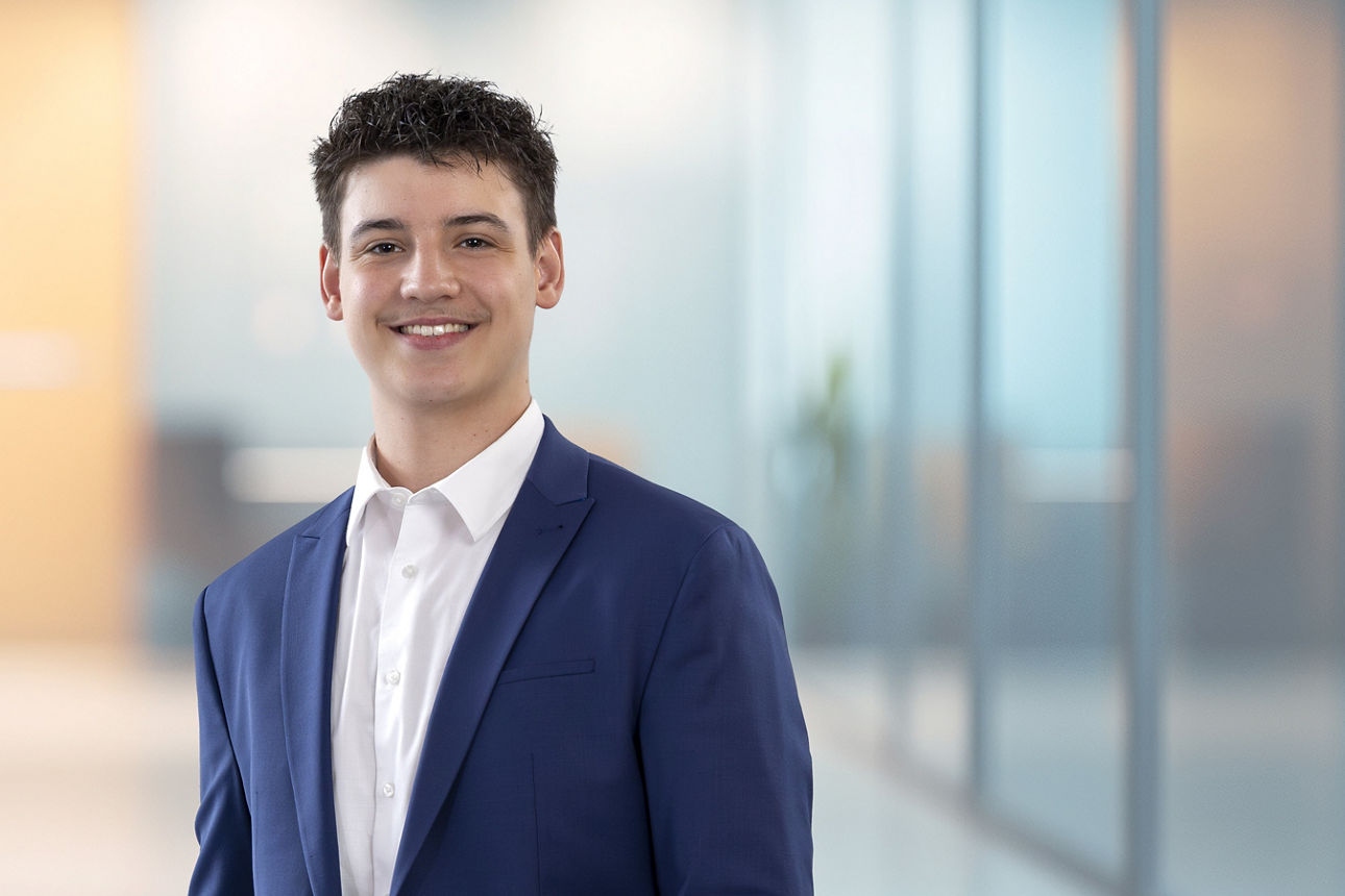 Jonas Bellendorf, Auszubildender bei der Volksbank Bochum Witten eG lächelt in die Kamera