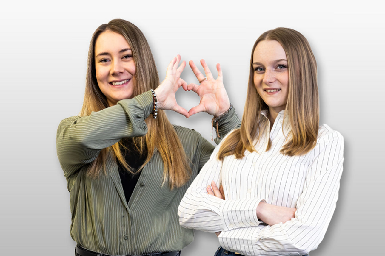 Auszubildende beim Videodreh vor einer Leinwand