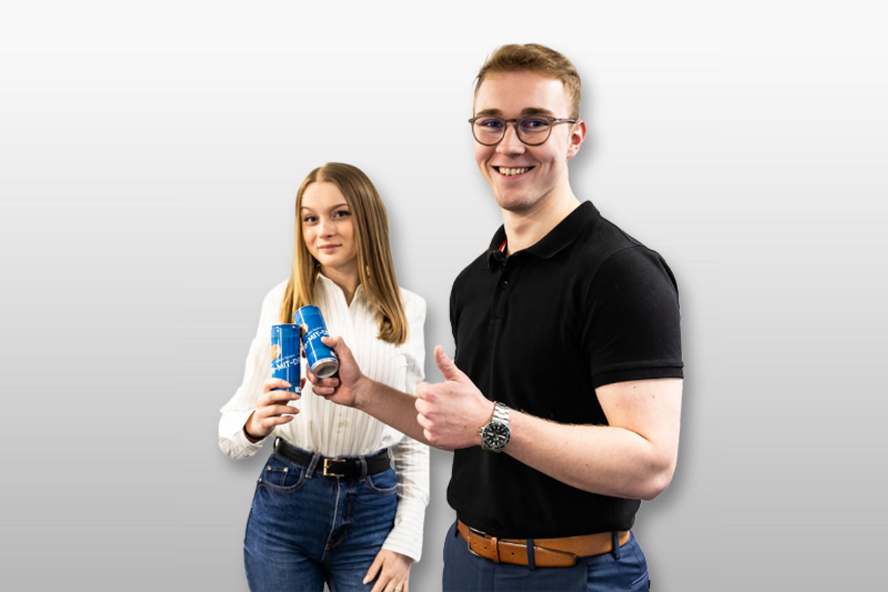 Praktikant beim Videodreh vor einer Leinwand