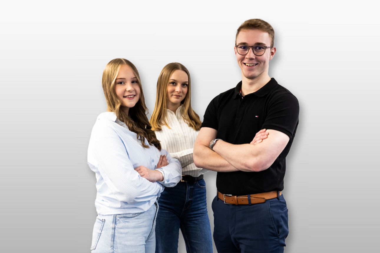 Student beim Videodreh vor einer Leinwand