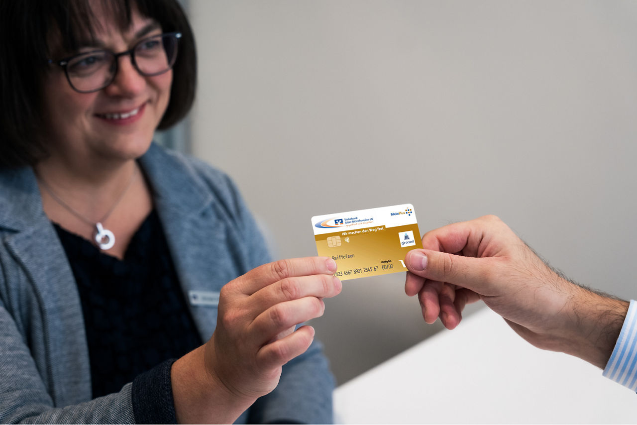 Beraterin überreicht goldene girocard