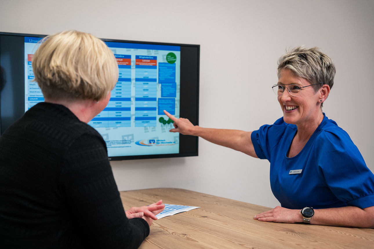 Beraterin erklärt einer Kundin ein Finanzprodukt