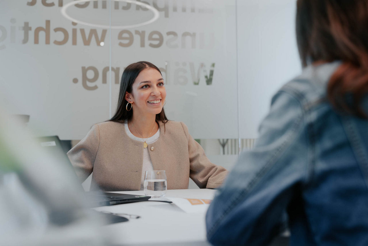 Junge Frau berät eine Kundin in der Filiale