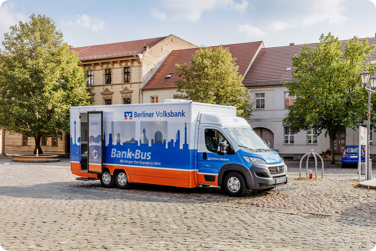 Der Bank-Bus auf einem Marktplatz