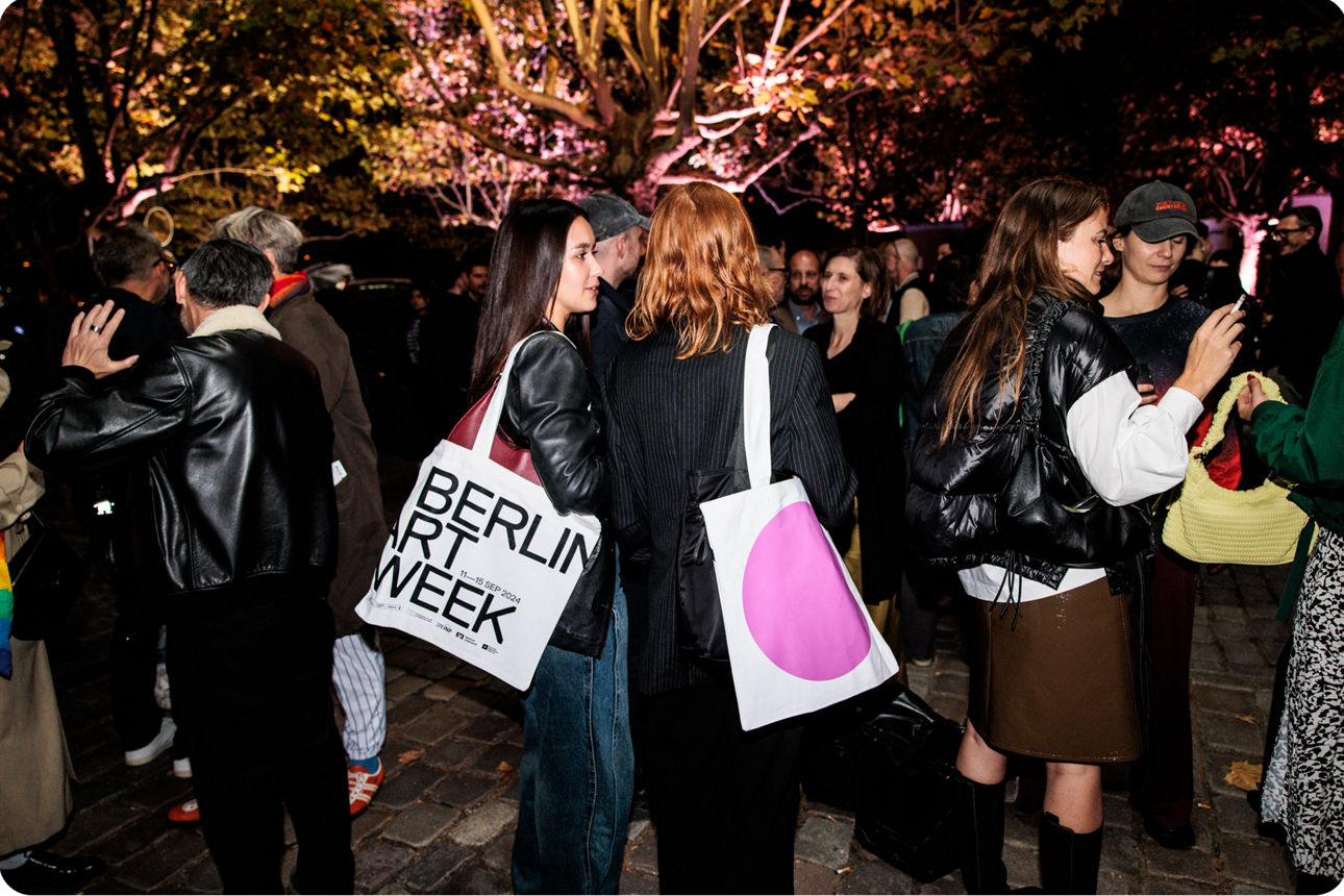 Eine Gruppe von Menschen auf einer Ausstellung der Berlin-Art-Week im Gespräch