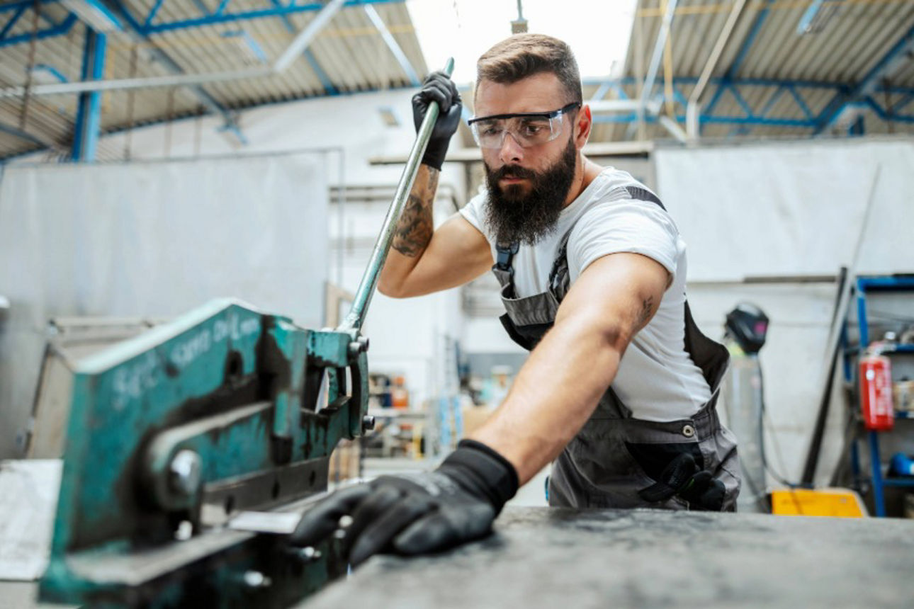 Ein Handwerker arbeitet mit Metall