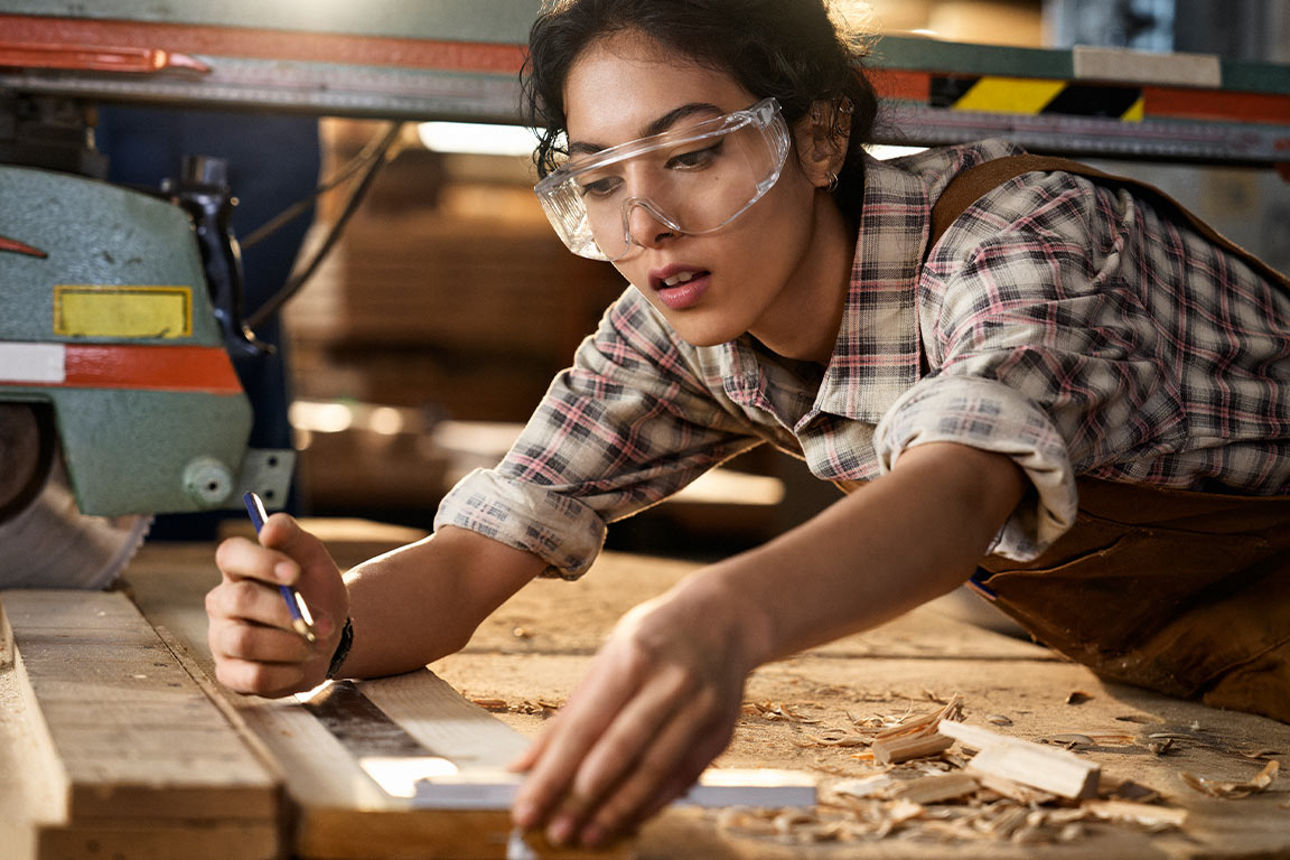 Eine junge Schreinerin bei der Arbeit
