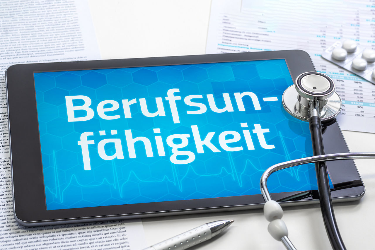 Das Bild zeigt ein Tablet auf dem in weißer Schrift "Berufsunfähigkeit" auf blauem Hintergrund steht. Auf dem Tablet liegt ein Stethoskop, daneben ein Kugelschreiber und eine Packung Tabletten