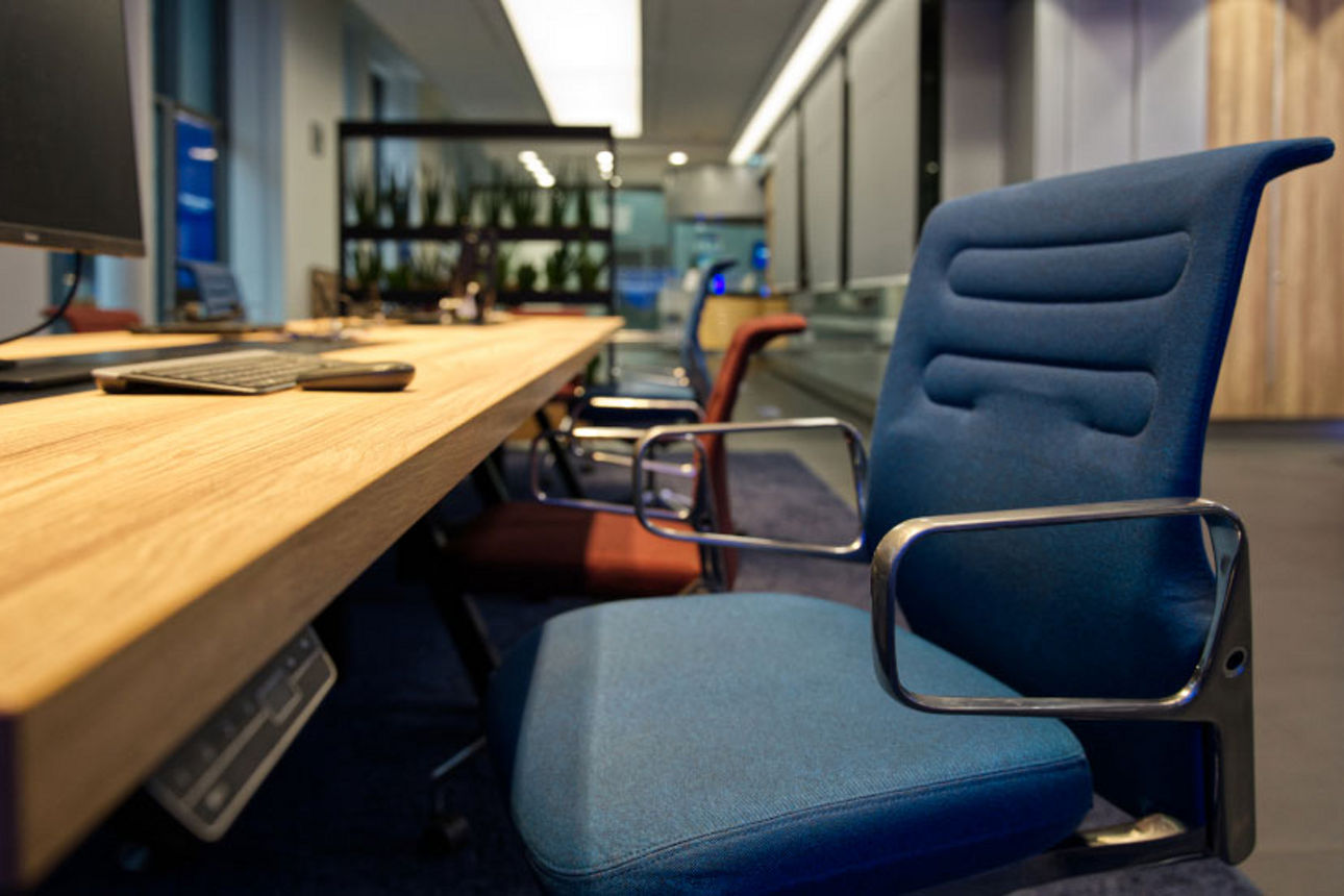 Besprechungstisch in einer Filiale der Zukunft