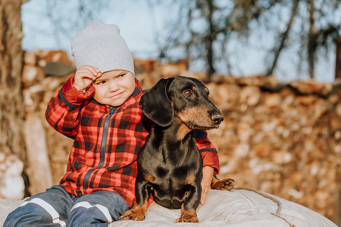 Freunde die ein Selfie in der Sonne machen.