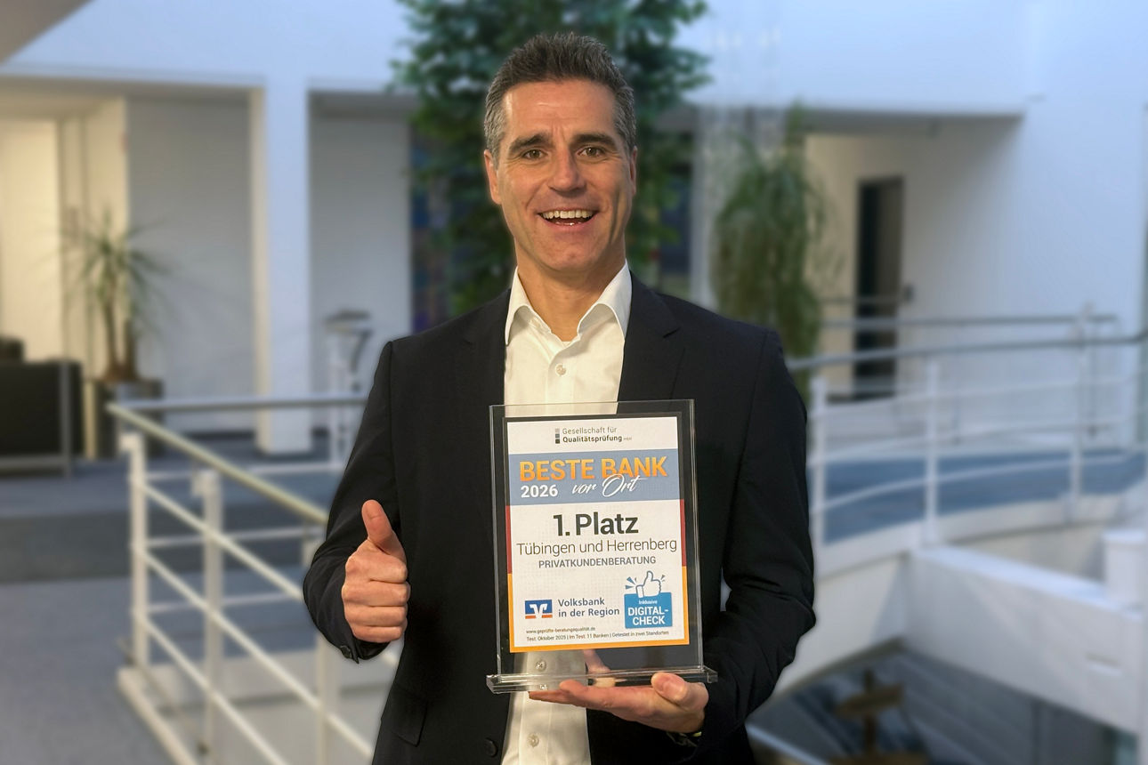 Bereichsdirektor Markus Lang hält das Beste Bank Siegel 2026 und zeigt Daumen hoch