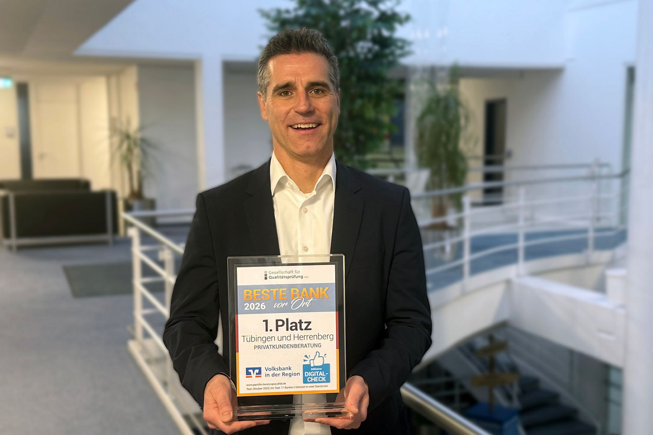 Bereichsdirektor Markus Lang hält das Beste Bank Siegel 2026 und zeigt Daumen hoch