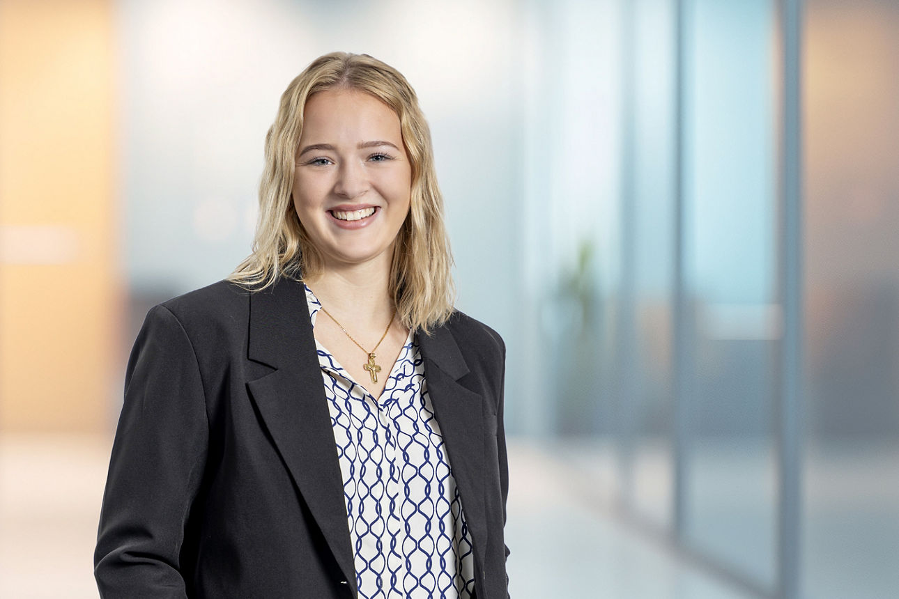 Elena Betken, Auszubildende bei der Volksbank Bochum Witten eG lächelt in die Kamera