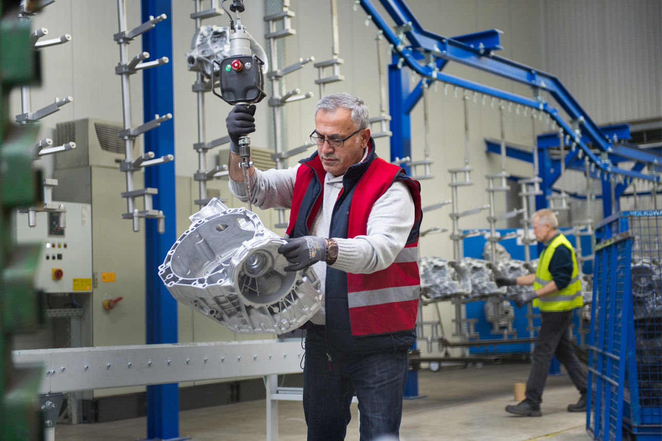 Ein Mann im Büro an seinem Laptop