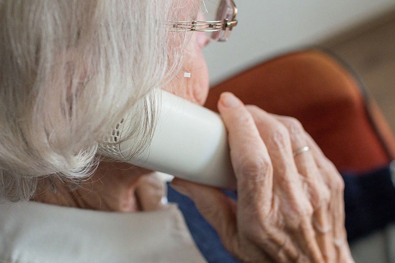 Rentnerin am Telefon