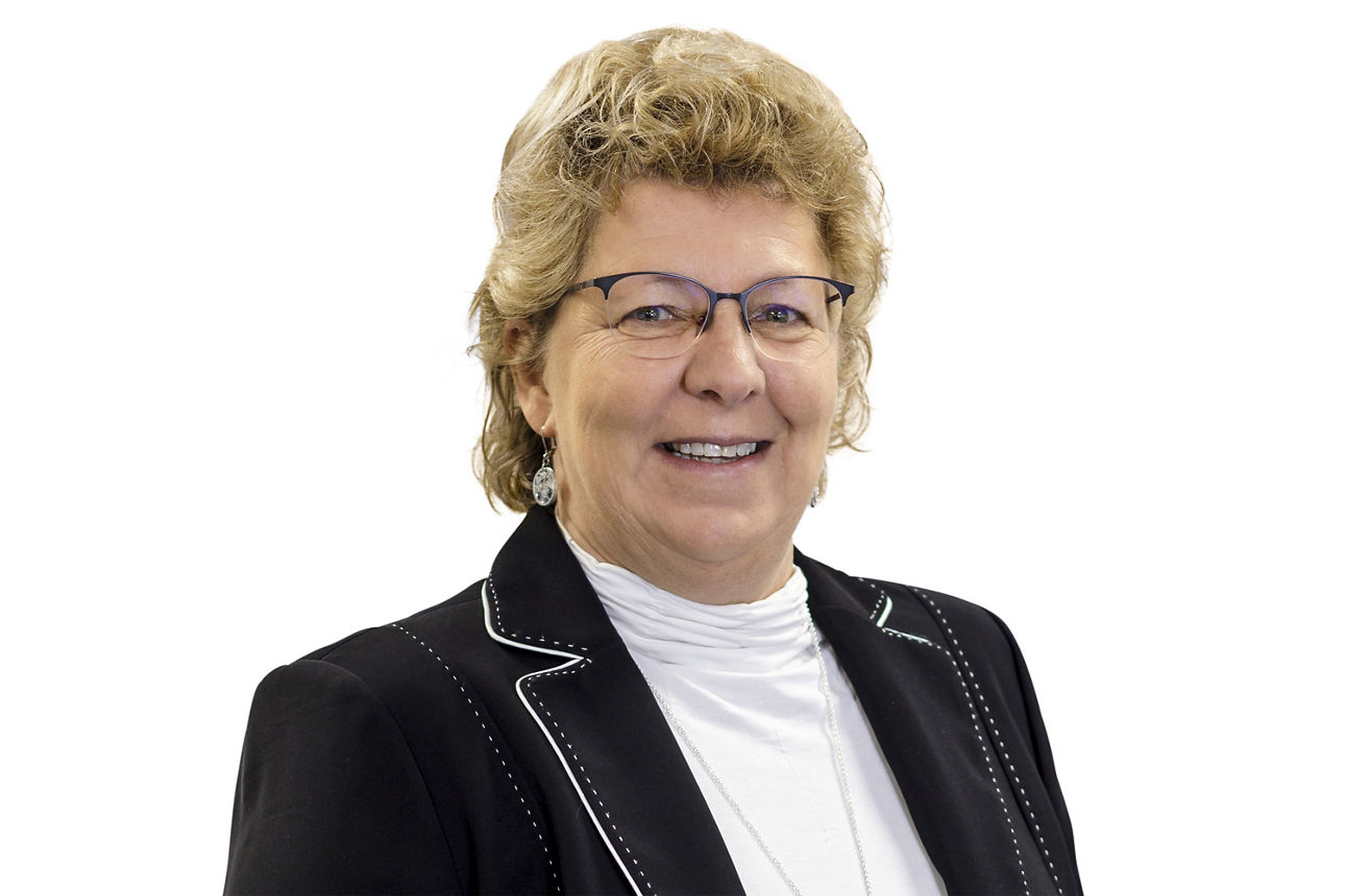 Portraitbild Frau Bettina Lutz, Mitarbeiterin der Bopfinger Bank Sechta-Ries eG mit schwarzem Jacket und weißer Bluse 