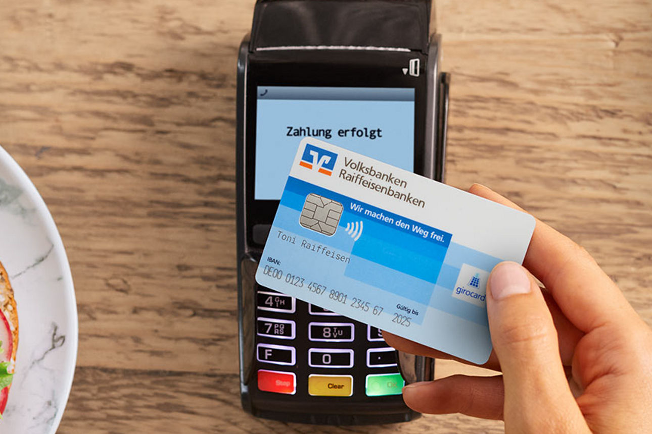 Ein Bagel und ein Kaffee werden kontaktlos mit der girocard bezahlt