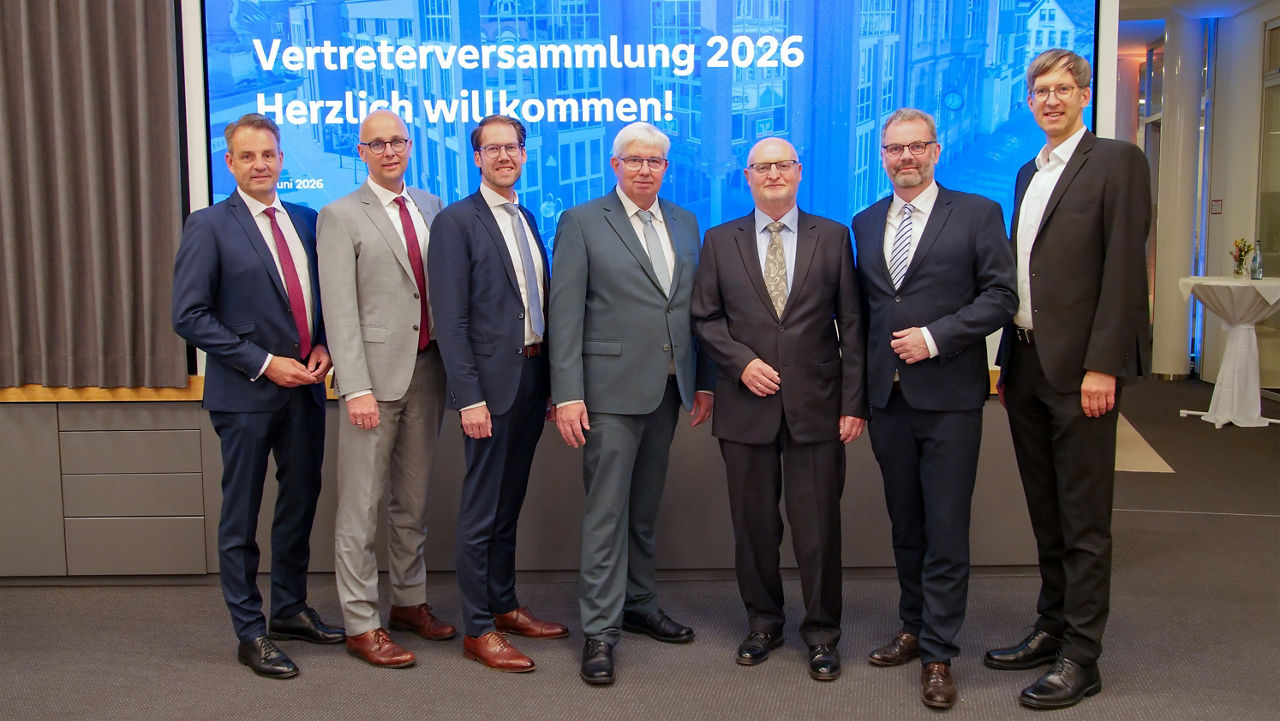 Gruppenfoto des Vorstandes, des Aufsichtsratsvorsitzenden und der wiedergewählten Aufsichtsratsmitglieder
