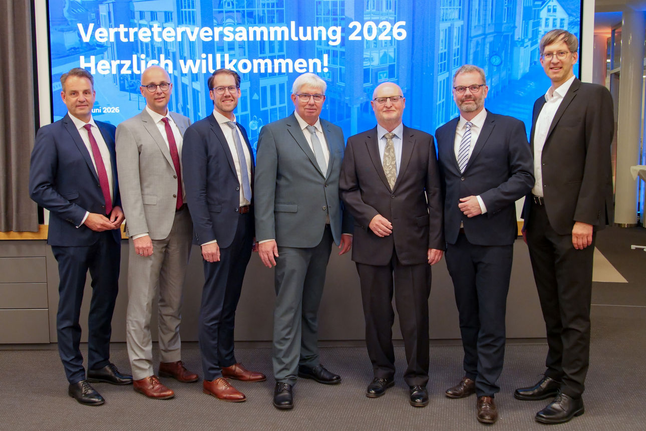 Gruppenfoto des Vorstandes, des Aufsichtsratsvorsitzenden und der wiedergewählten Aufsichtsratsmitglieder