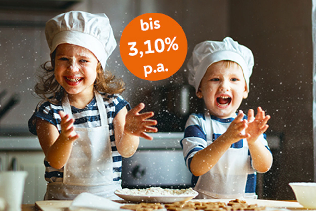 Kinder backen in einer Küche, tragen weiße Kochmützen und Schürzen, werfen Mehl in die Luft.