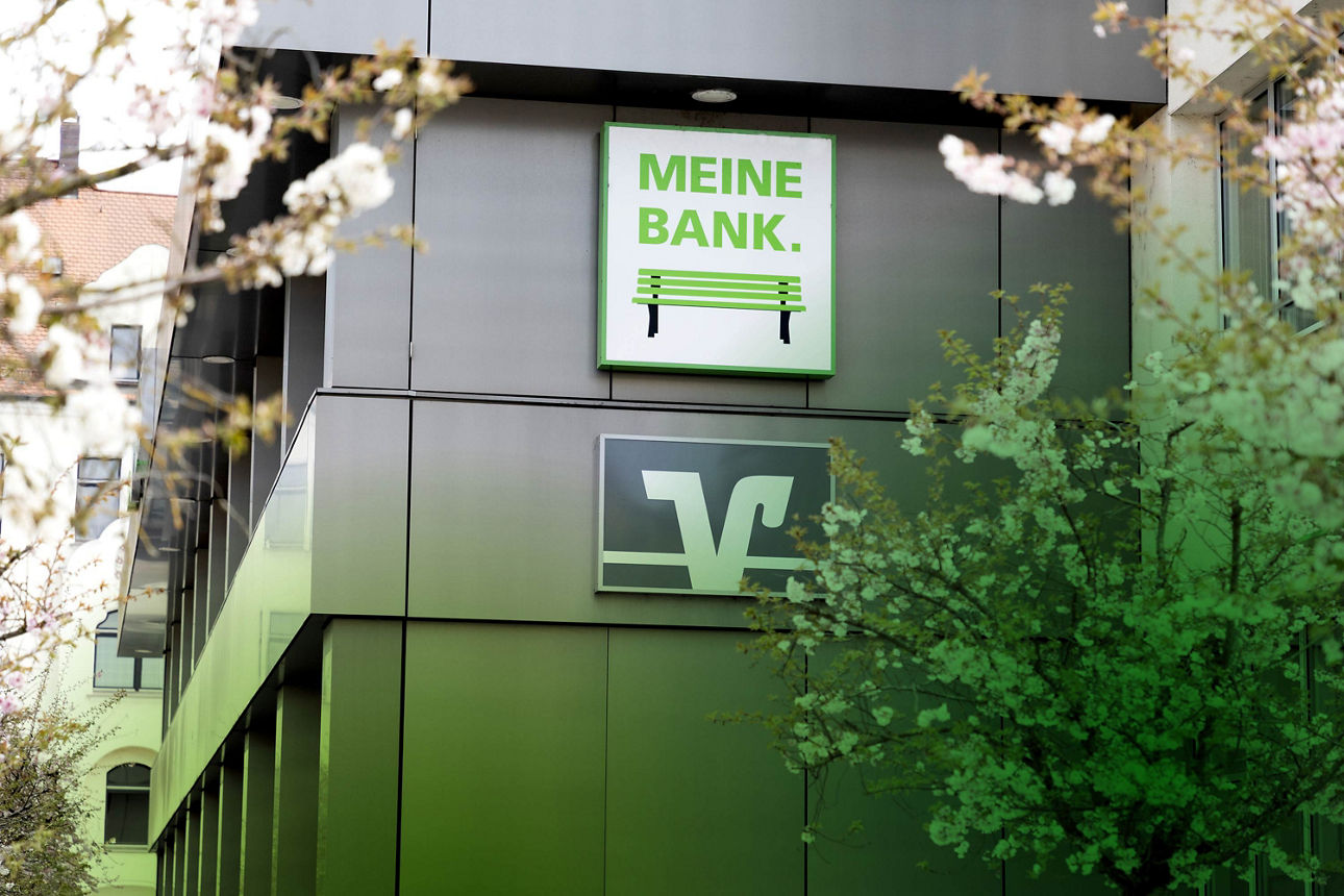 MEINE BANK Logo am Bankgebäude