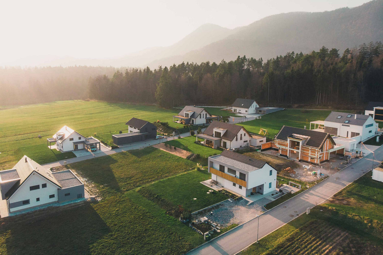 Moderne Neubausiedlung in der Natur