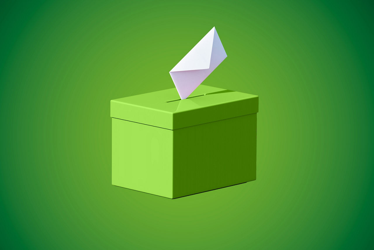 Wahlurne mit Stimmzettel