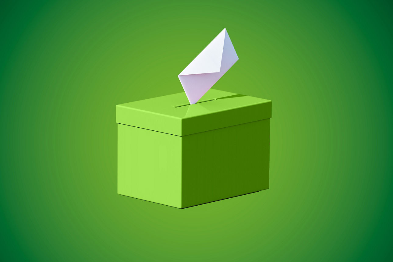 Wahlurne mit Stimmzettel