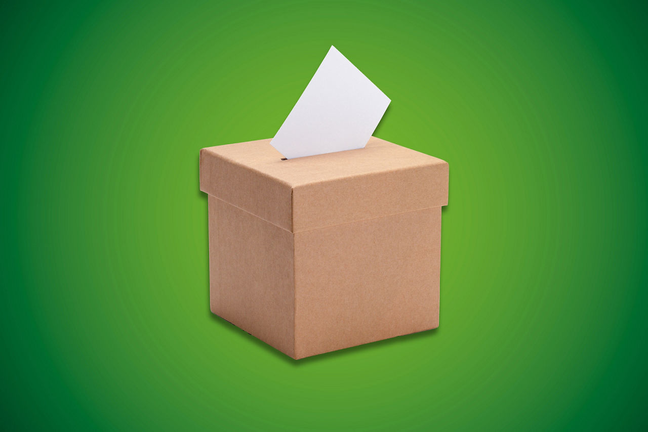 Wahlurne mit Stimmzettel