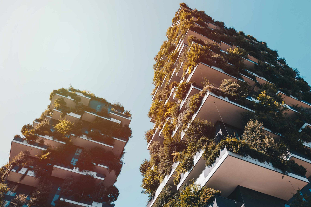 Hochhaus mit begrünten Balkonen