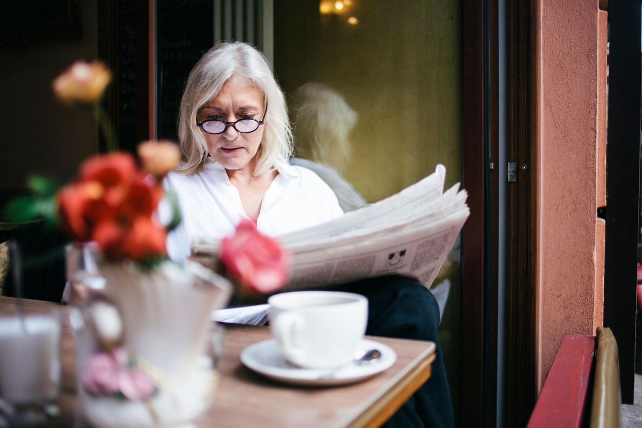 Eine Frau liest Zeitung