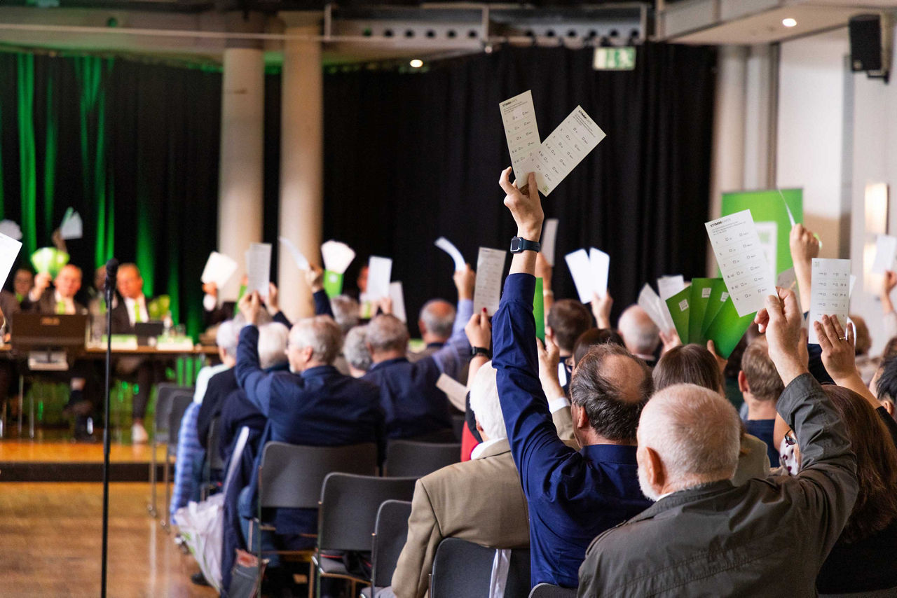 Abstimmung bei der Generalversammlung der VR Bank Niederbayern-Oberpfalz