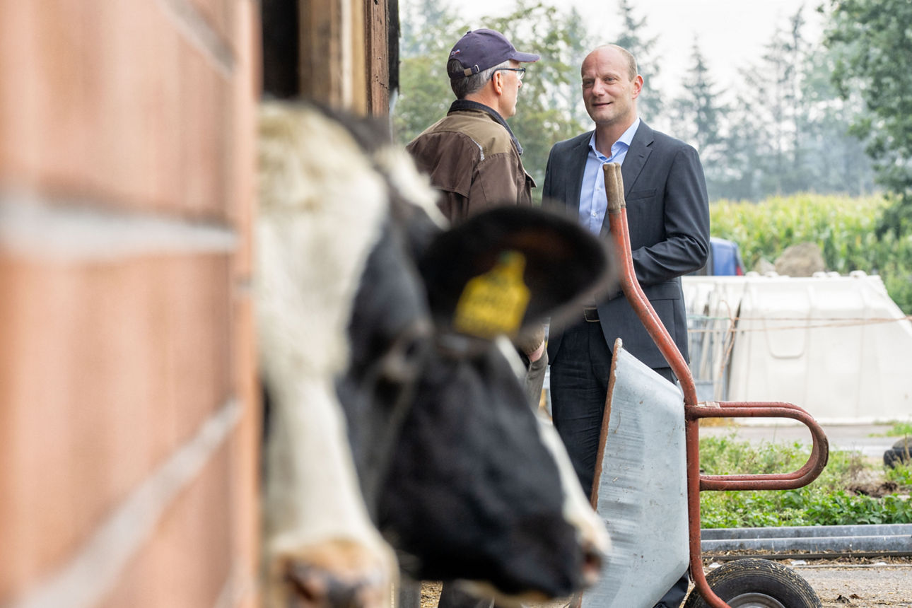 Zwei Männer Unterhalten sich auf einem landwirtschaftlichem Hof