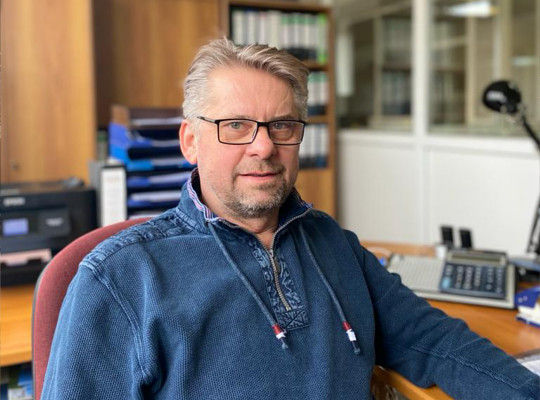 Jürgen Schmidt sitzt in seinem Büro im Ketziner Maschinenbaubetrieb