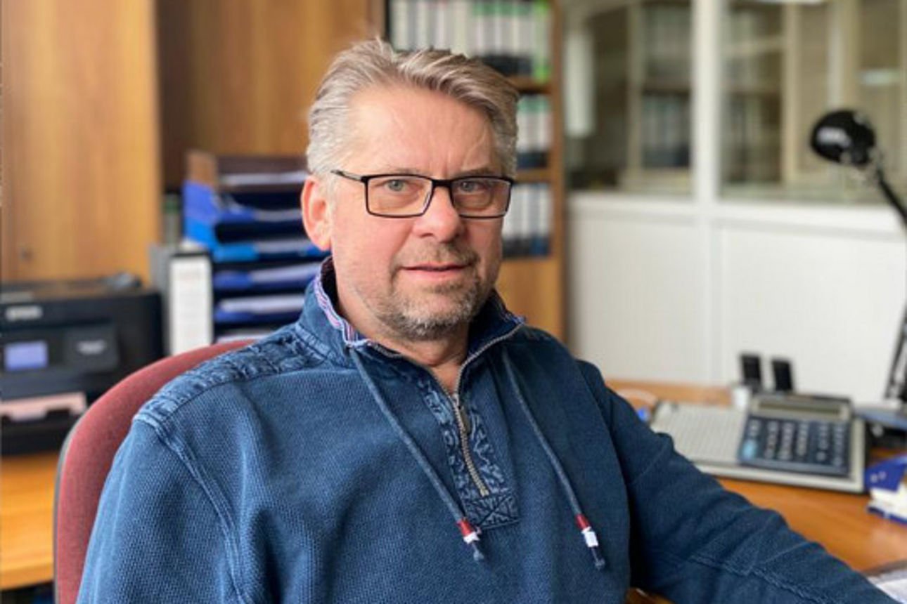 Jürgen Schmidt sitzt in seinem Büro im Ketziner Maschinenbaubetrieb